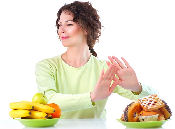 Женщина отказывается от вредной пищи в пользу здоровой еды