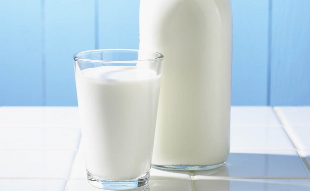 Молоко в бутылке и в стакане
