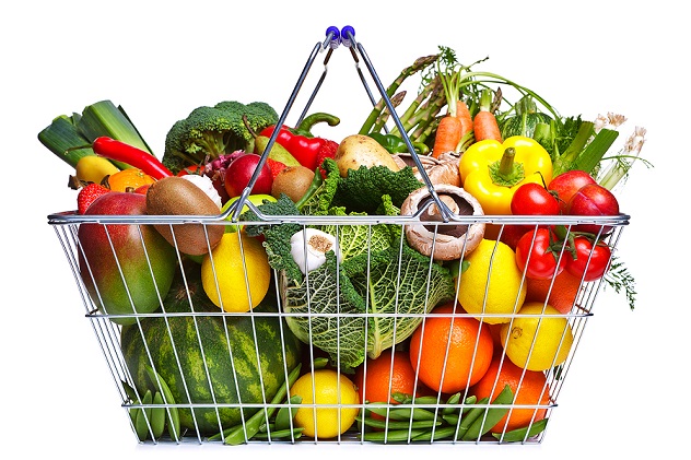 Свежие фрукты и овощи в продуктовой корзине