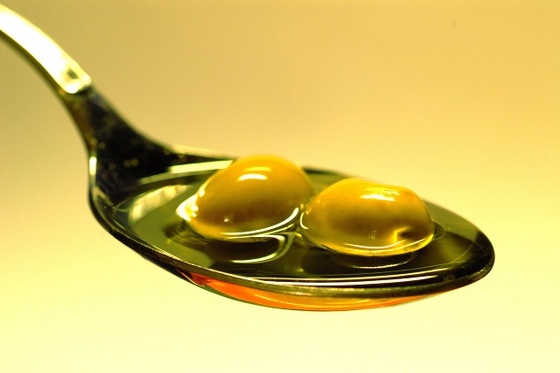 Оливки и масло в ложке
