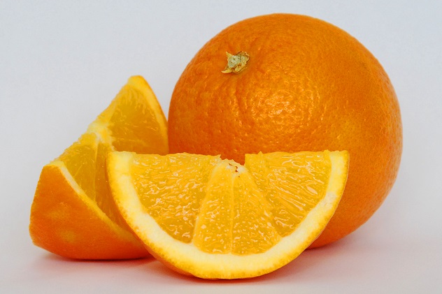 Целый апельсин и дольки апельсина