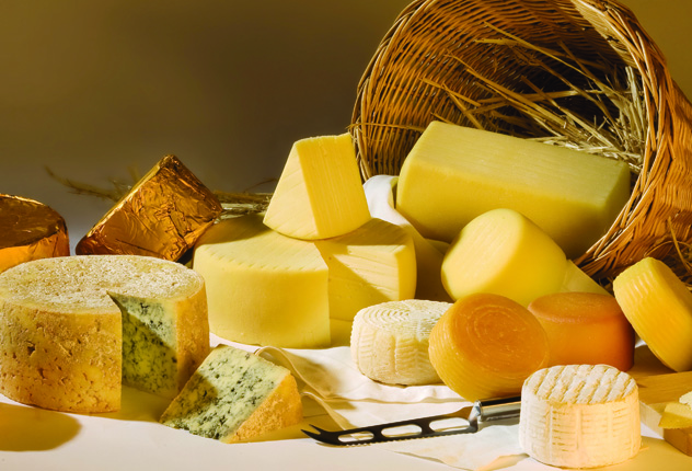Разные виды сыров в корзине