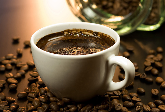 Кофе в кружке и кофейные зерна