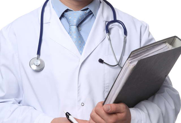 Доктор держит в руках папку с историей болезни