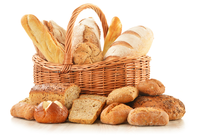 Хлеб и булочки в корзине