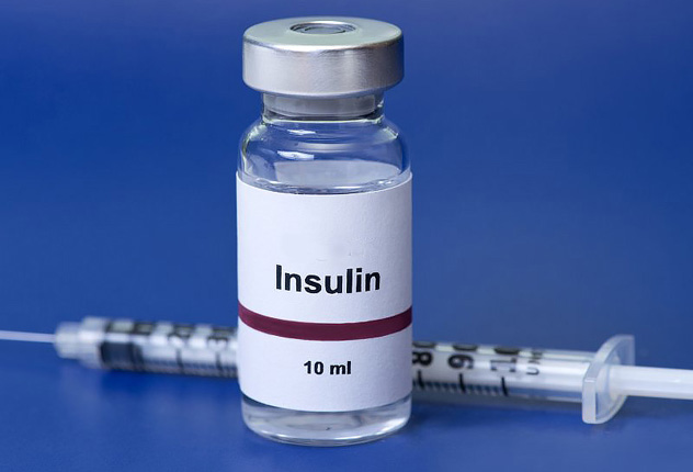 Инсулин и шприц