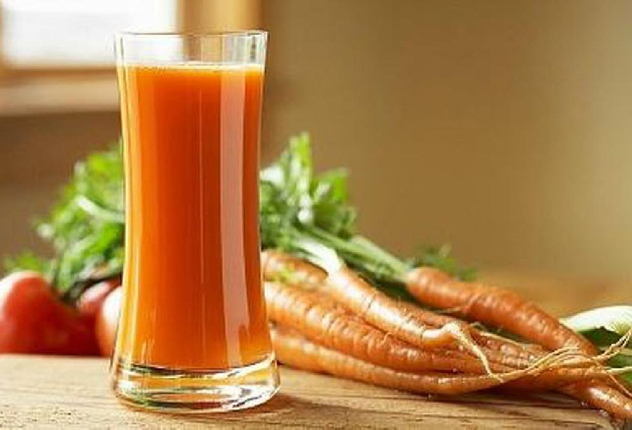 Морковь и морковный сок в стакане
