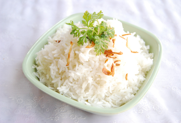 Рис с зеленью в тарелке