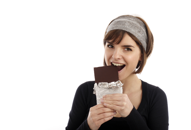 Девочка кушает шоколад