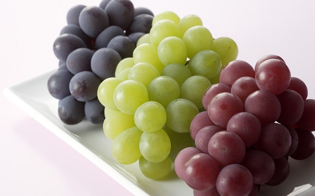Гроздья винограда в тарелке