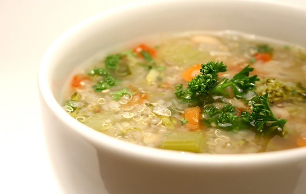 Диетический суп с зеленью в тарелке