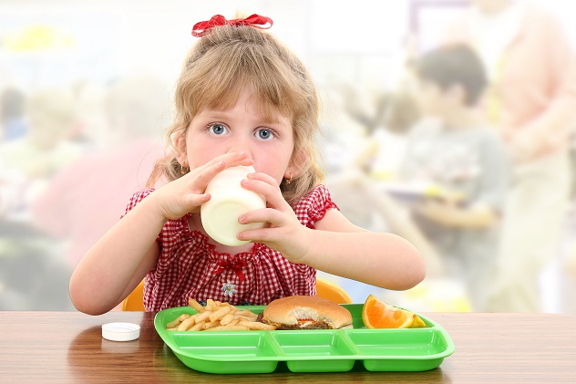 Девочка кушает в школе