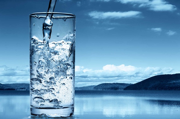 Минеральная вода в стакане