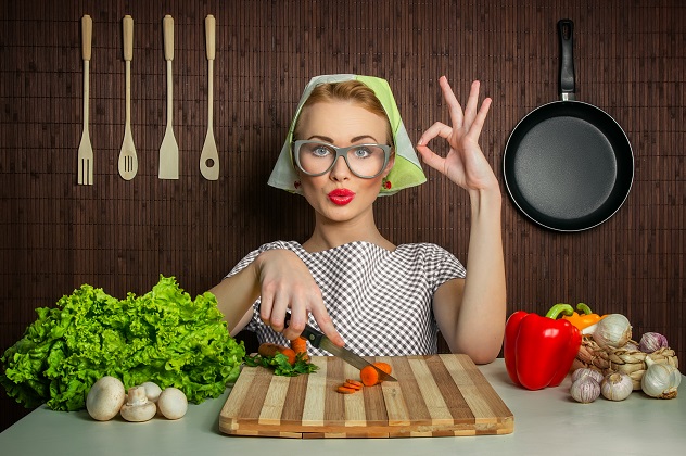 Женщина готовит на кухне салат