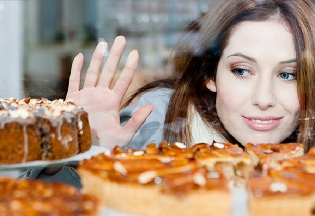 Девушка видит на витрине вкусные пироги