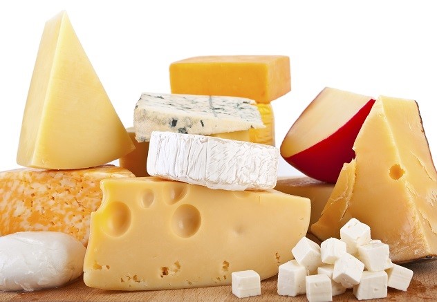 Несколько видов сыра лежат на столе