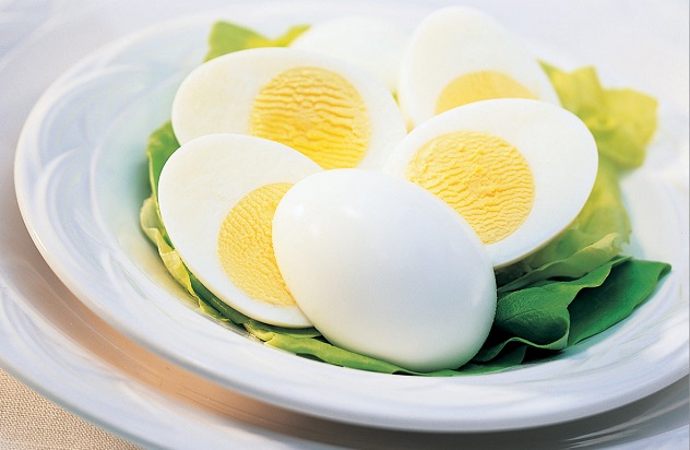 Вареные яйца в тарелке