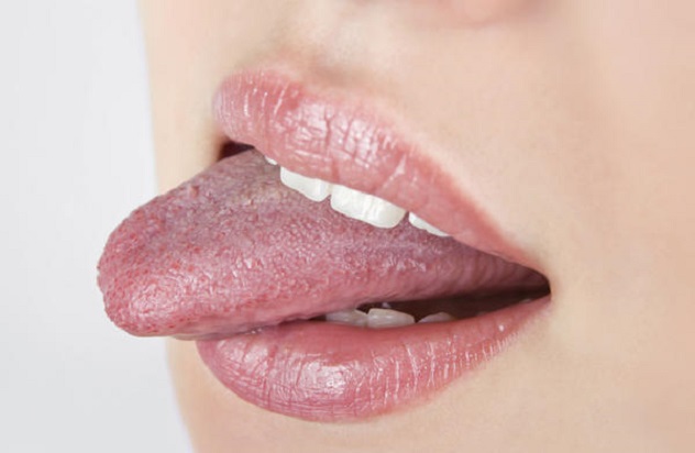 Женские губы и язык