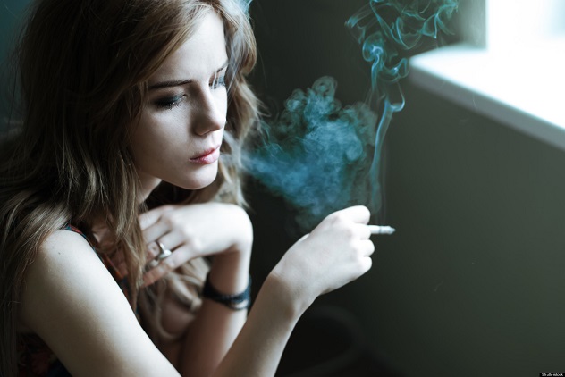 Несчастная девушка курит