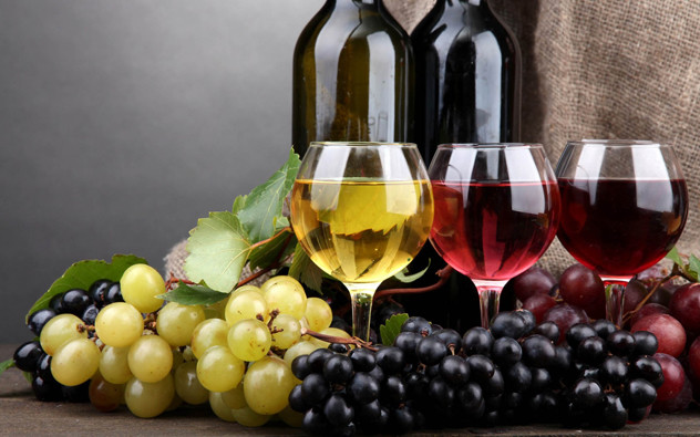 Вино в бокале и виноград
