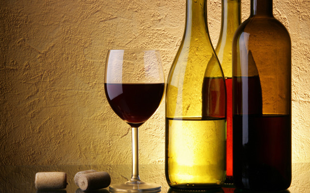 Вино в бокале и бутылке