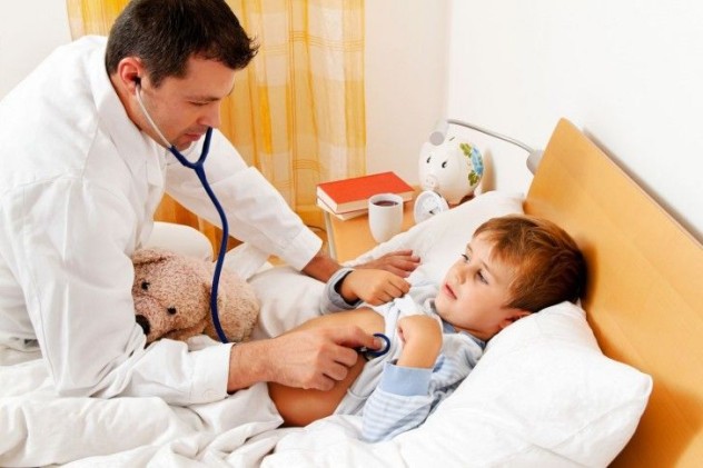 Доктор слушает больного ребенка