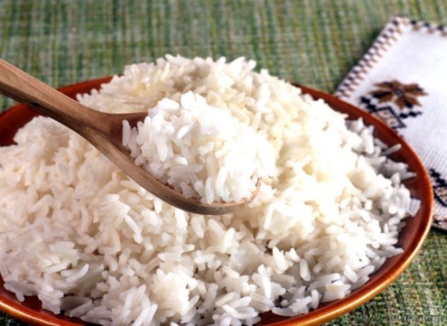Рисовая каша в тарелке на столе