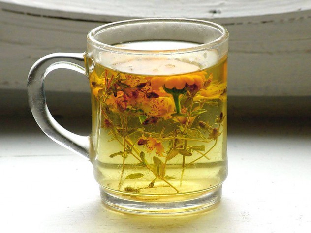 Травяной чай в кружке