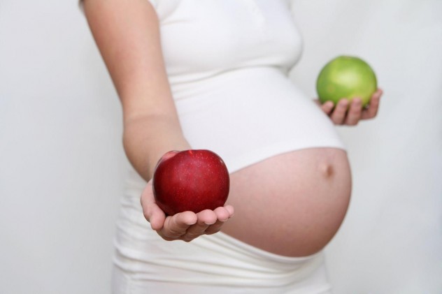 Беременная женщина хочет кушать яблоки
