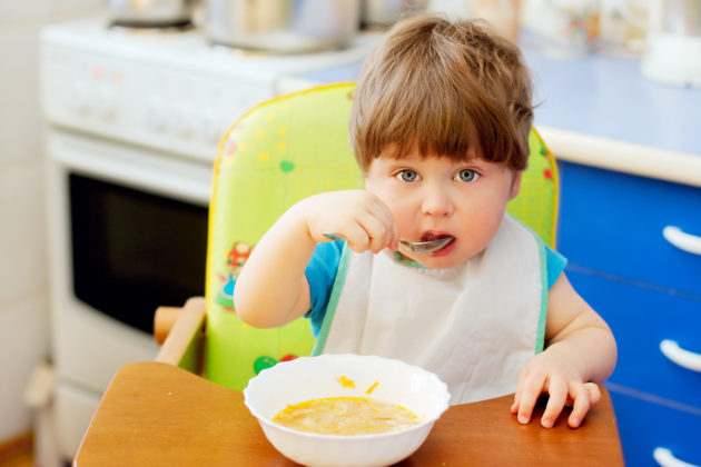 Ребенок ест пюре