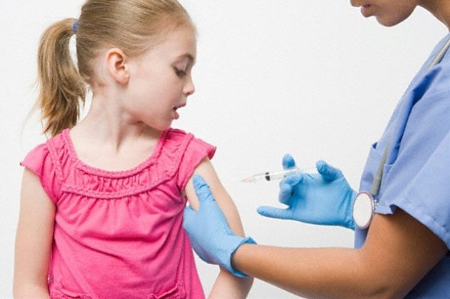 ребенку ставят прививку от гепатита