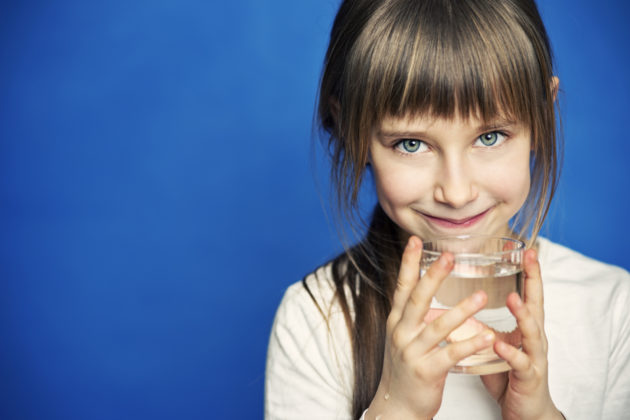 Достаточное потребление воды поможет избежать запоров у детей