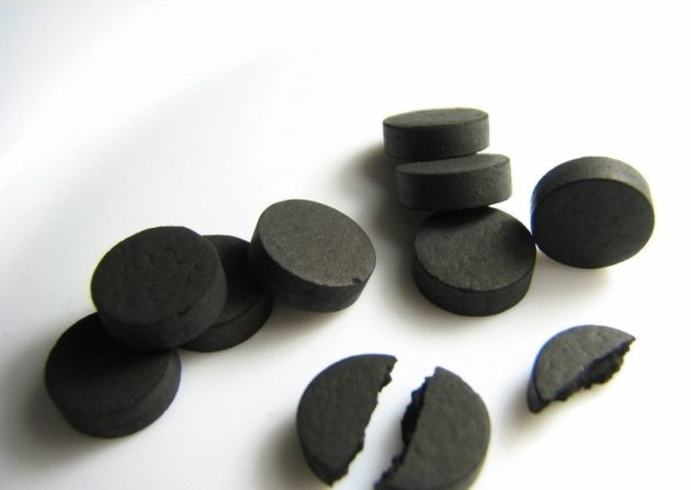 Активированный уголь используется в лечении вздутия живота