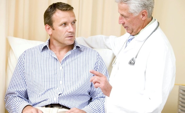 врач рассказывает пациенту об осложнениях парапроктита