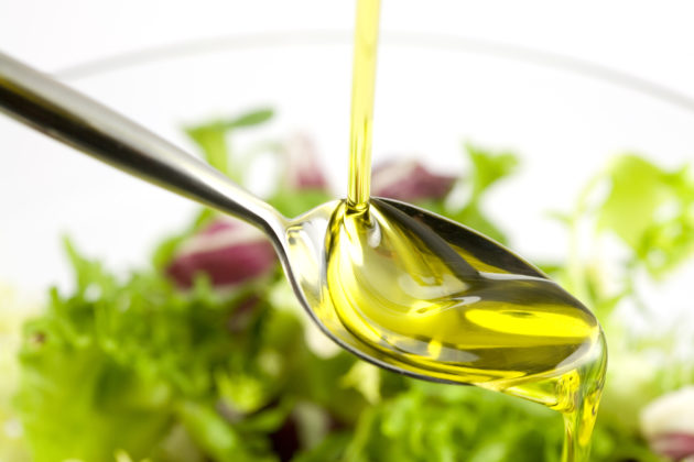Оливковое масло при запорах можно употреблять внутрь в чистом виде