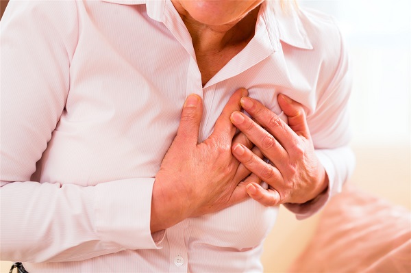 при инфаркте миокарда может возникать боль в правом боку